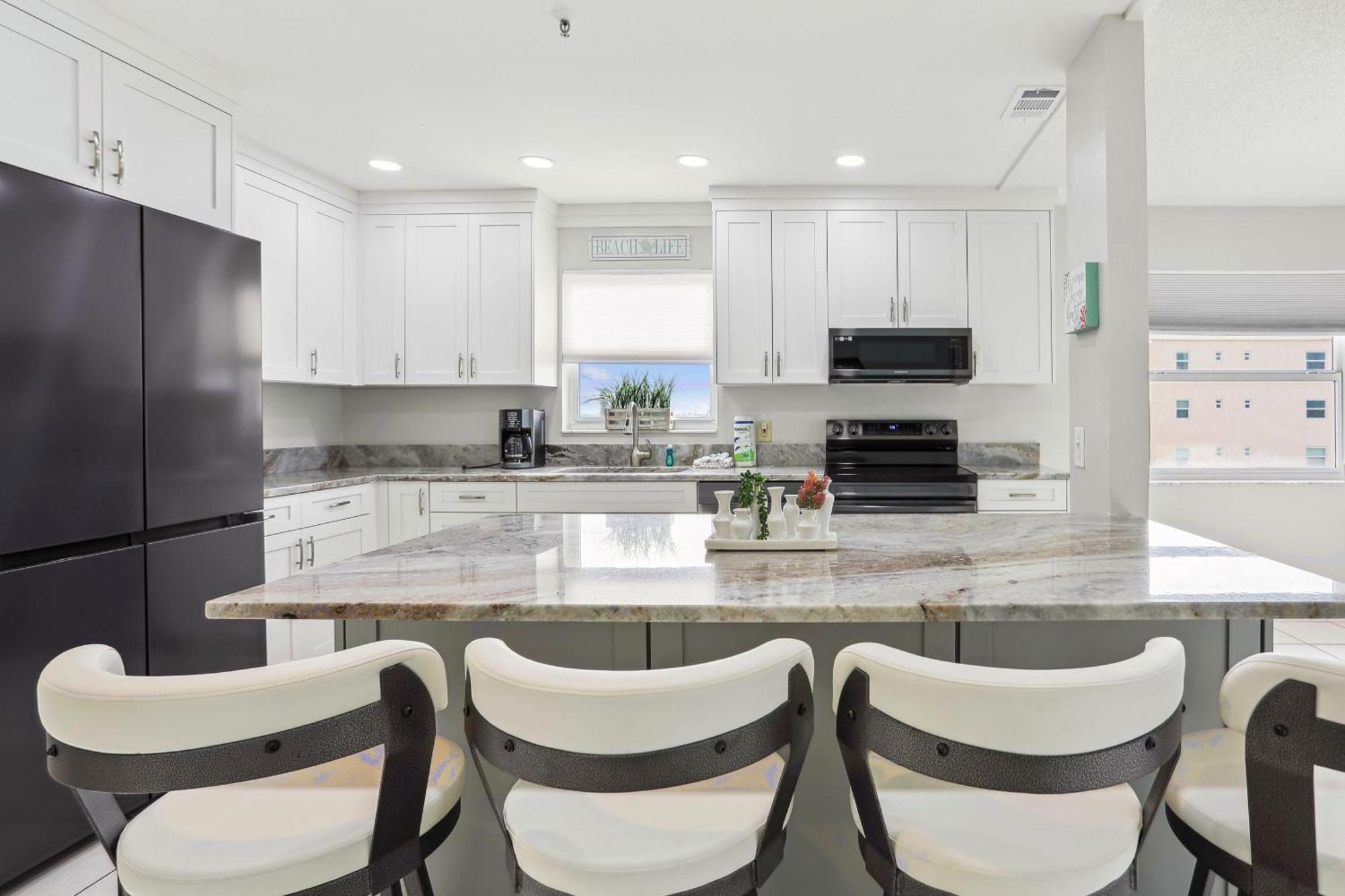Sea Breeze 401 NEW! Amazing Beach Front/Walk to John's Pass! St. Pete Beach Exterior foto