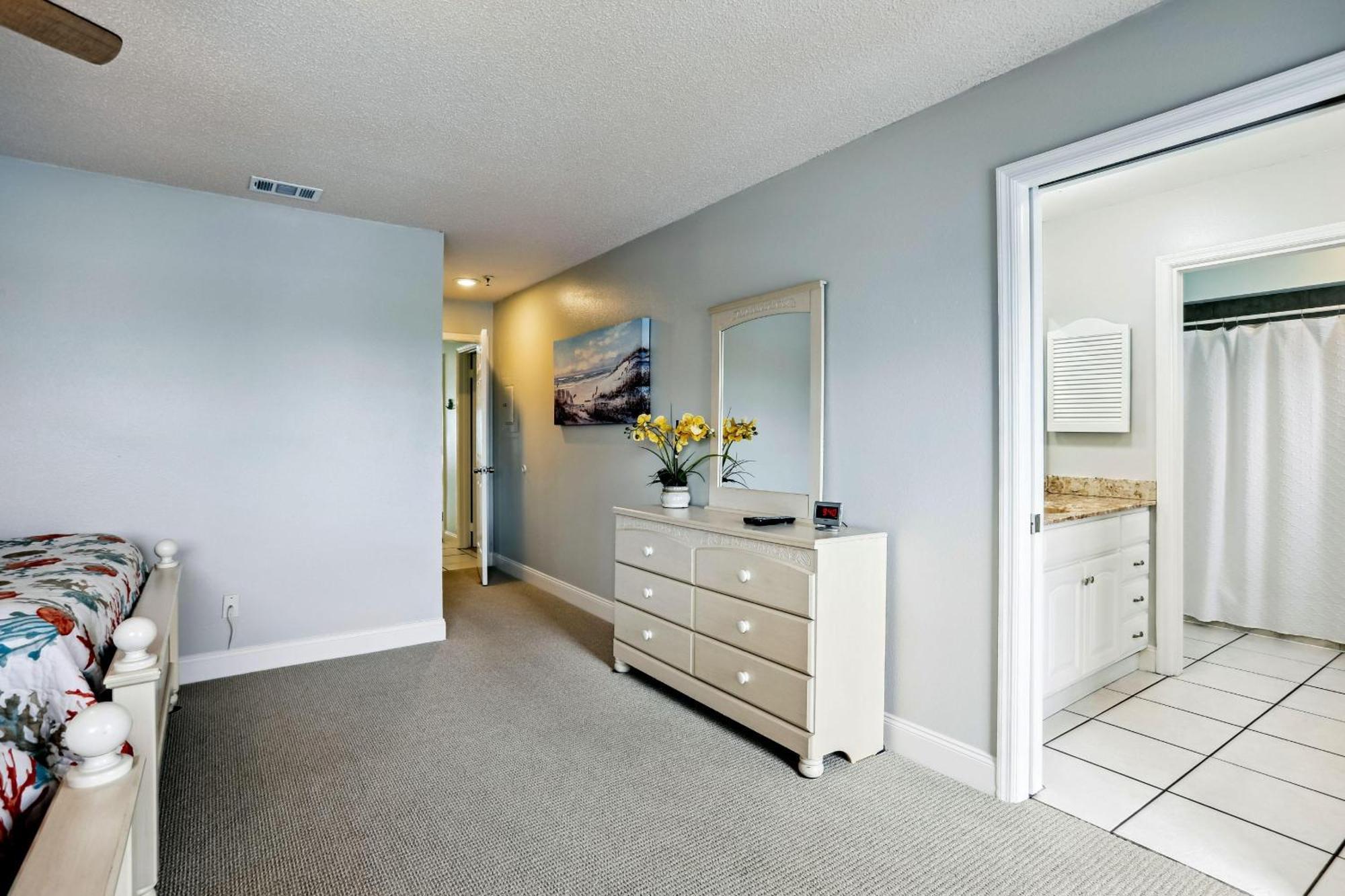 Sea Breeze 401 NEW! Amazing Beach Front/Walk to John's Pass! St. Pete Beach Exterior foto
