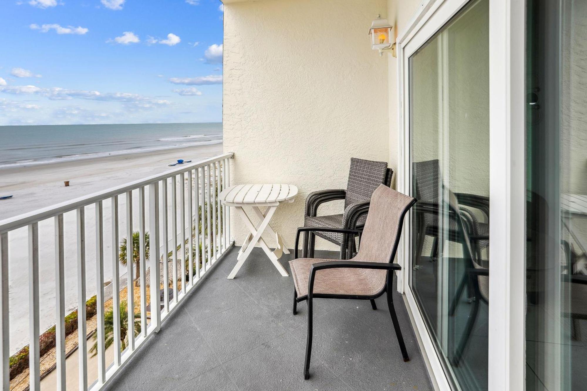 Sea Breeze 401 NEW! Amazing Beach Front/Walk to John's Pass! St. Pete Beach Exterior foto