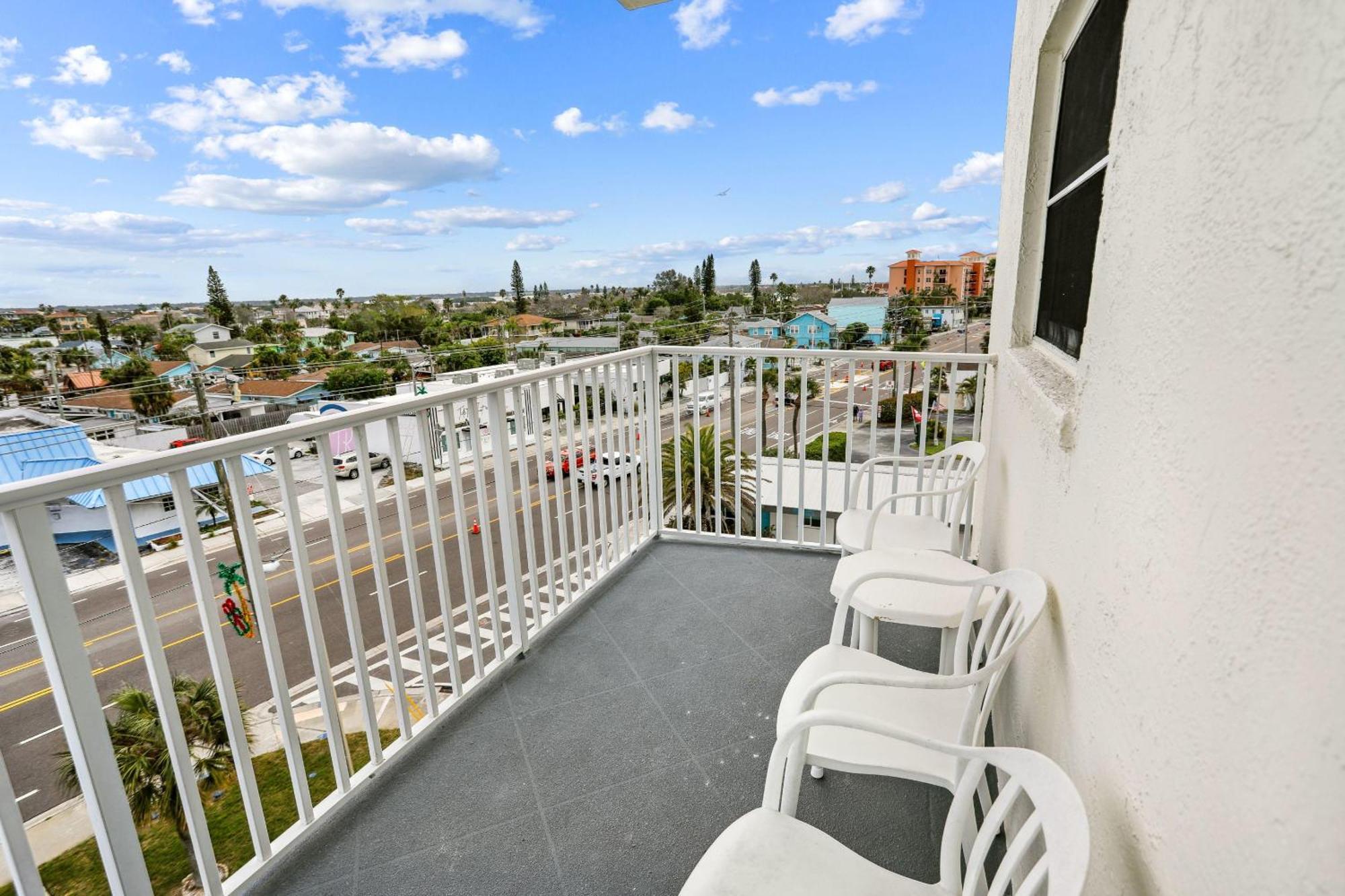 Sea Breeze 401 NEW! Amazing Beach Front/Walk to John's Pass! St. Pete Beach Exterior foto