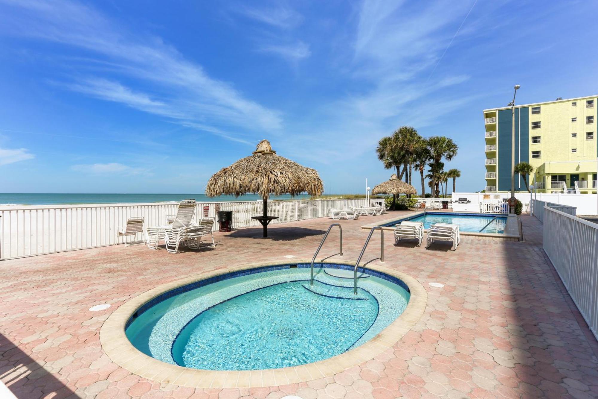 Sea Breeze 401 NEW! Amazing Beach Front/Walk to John's Pass! St. Pete Beach Exterior foto
