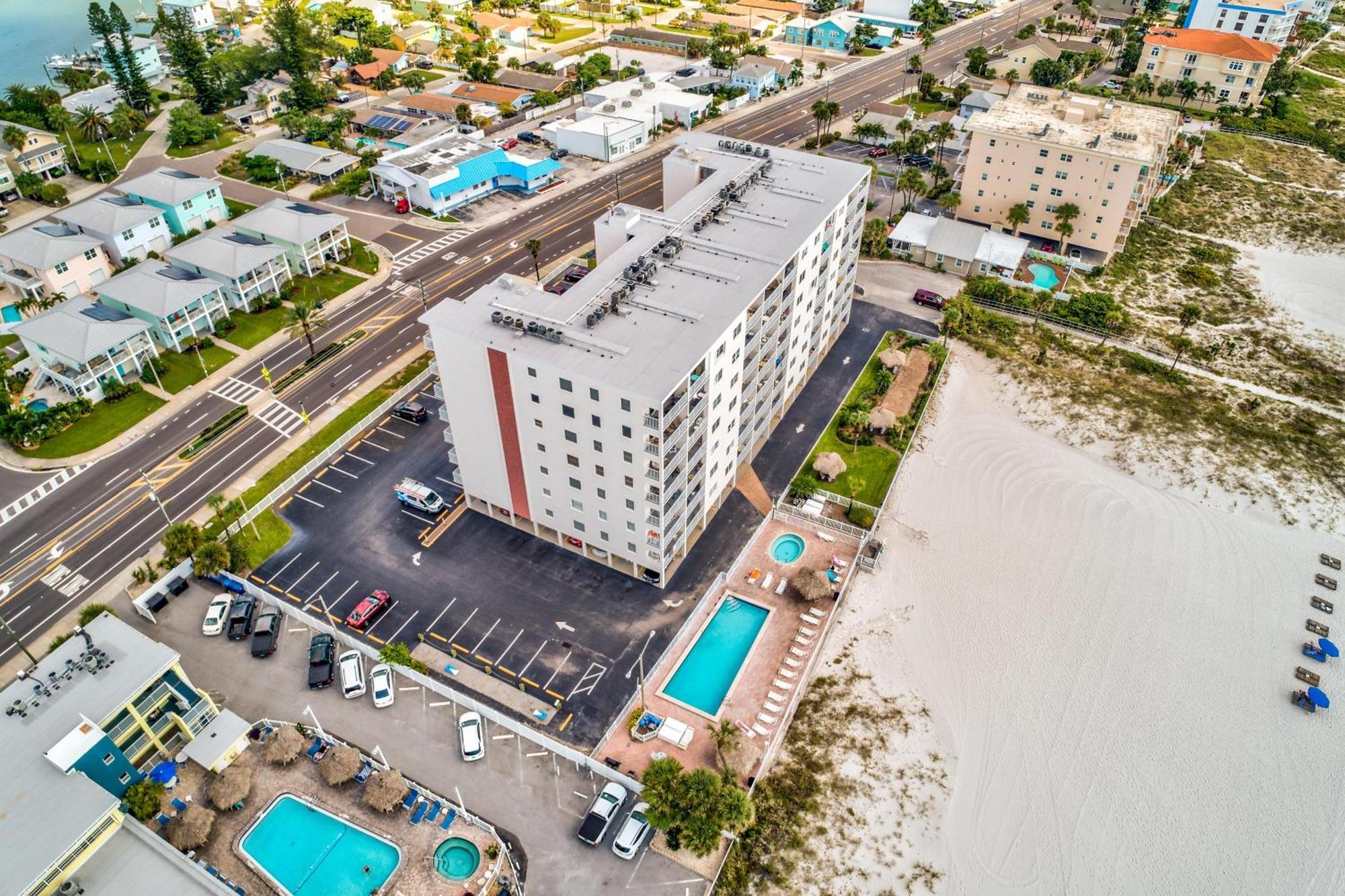 Sea Breeze 401 NEW! Amazing Beach Front/Walk to John's Pass! St. Pete Beach Exterior foto