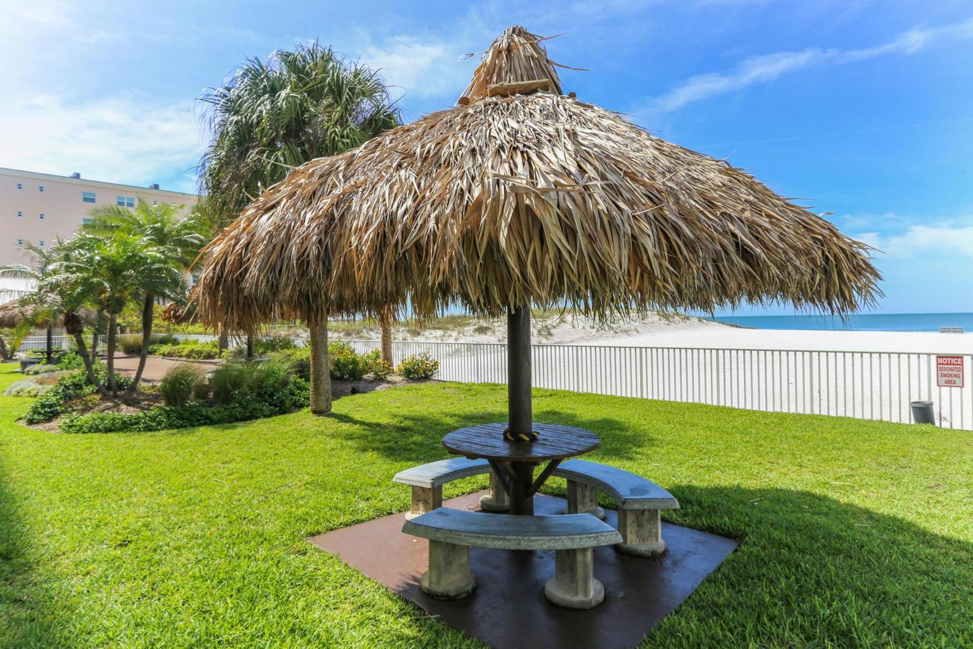 Sea Breeze 401 NEW! Amazing Beach Front/Walk to John's Pass! St. Pete Beach Exterior foto