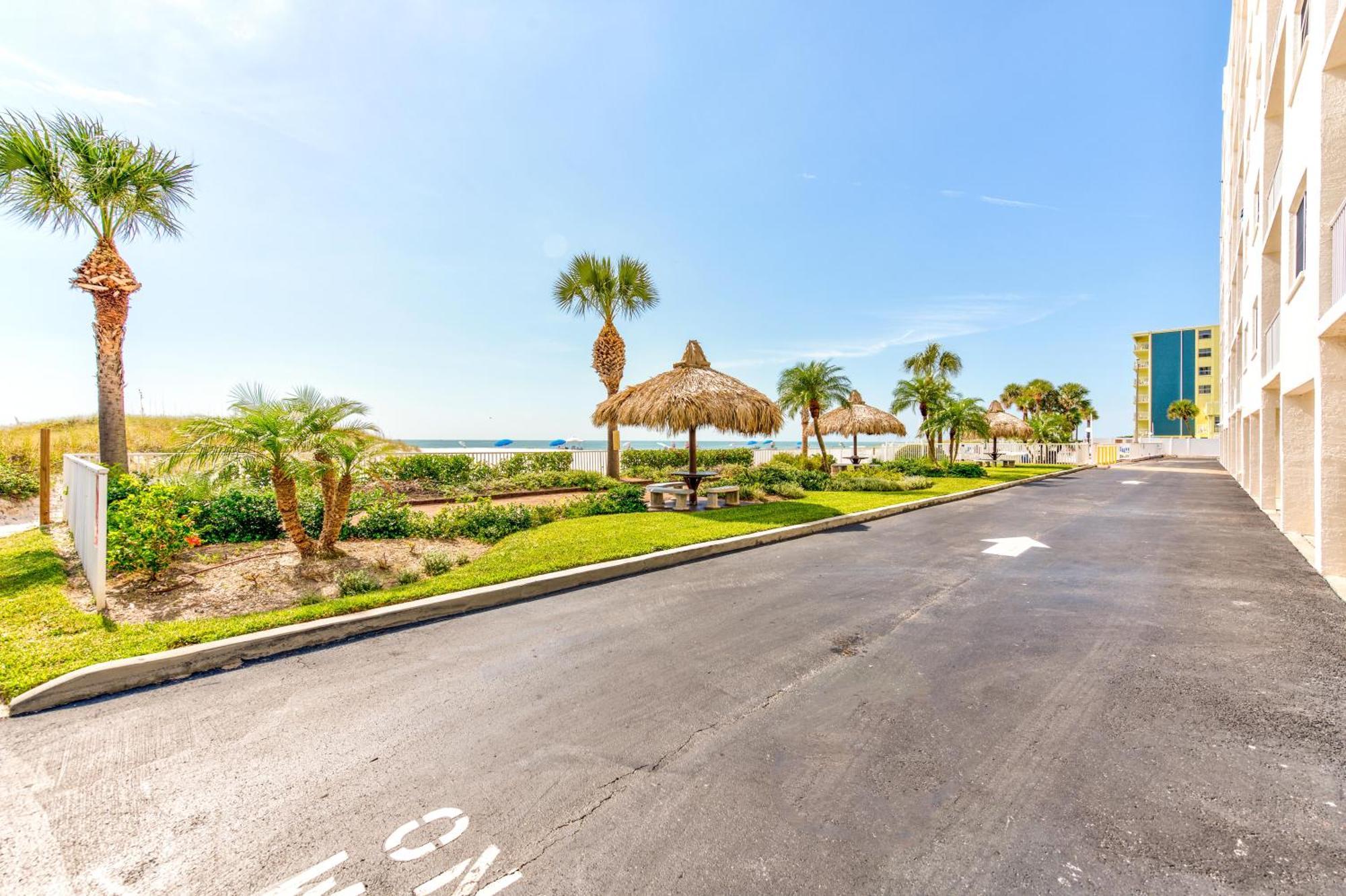 Sea Breeze 401 NEW! Amazing Beach Front/Walk to John's Pass! St. Pete Beach Exterior foto