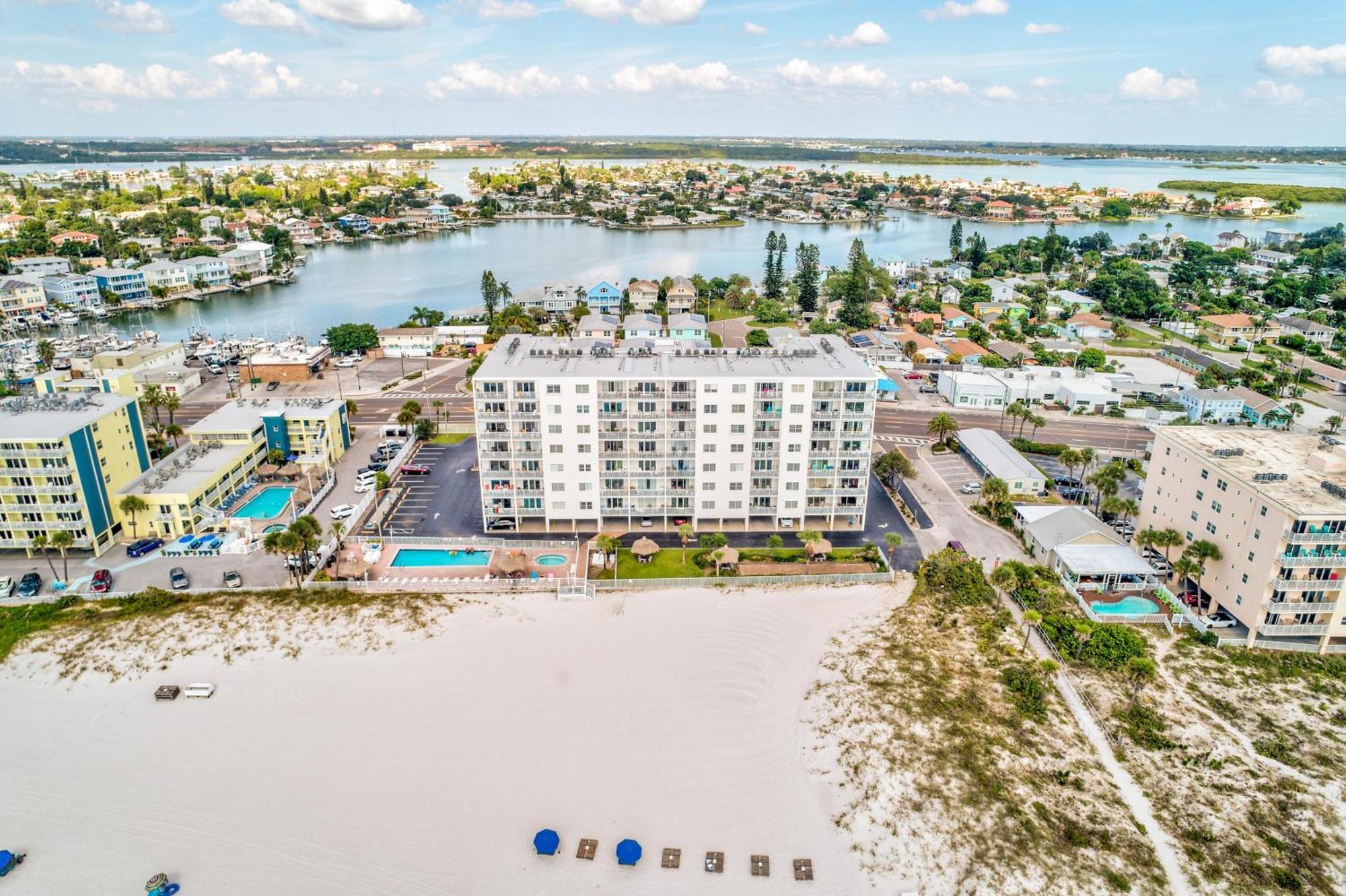 Sea Breeze 401 NEW! Amazing Beach Front/Walk to John's Pass! St. Pete Beach Exterior foto
