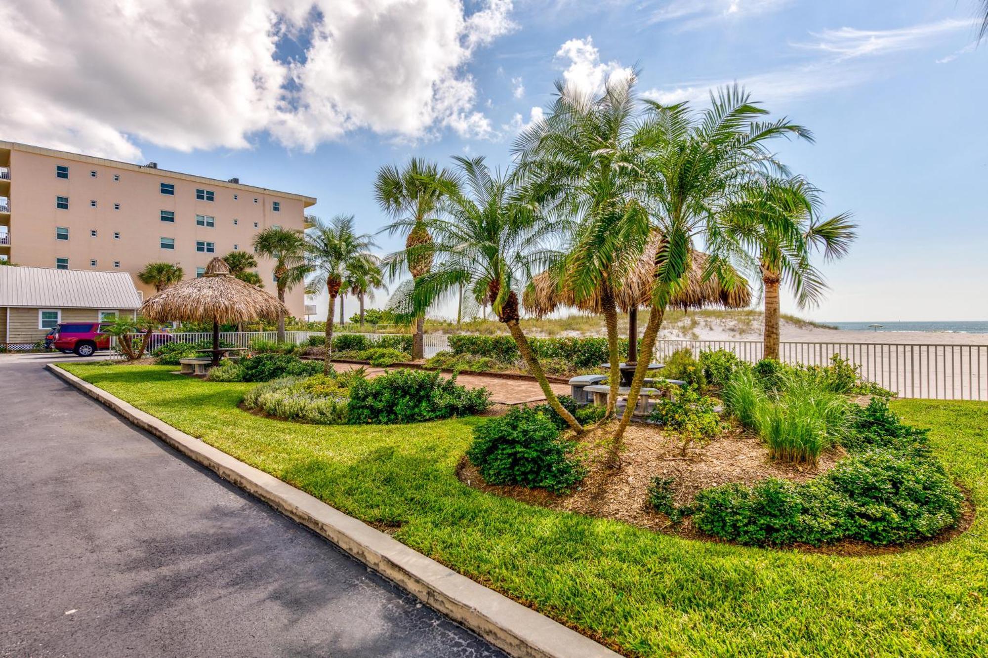 Sea Breeze 401 NEW! Amazing Beach Front/Walk to John's Pass! St. Pete Beach Exterior foto