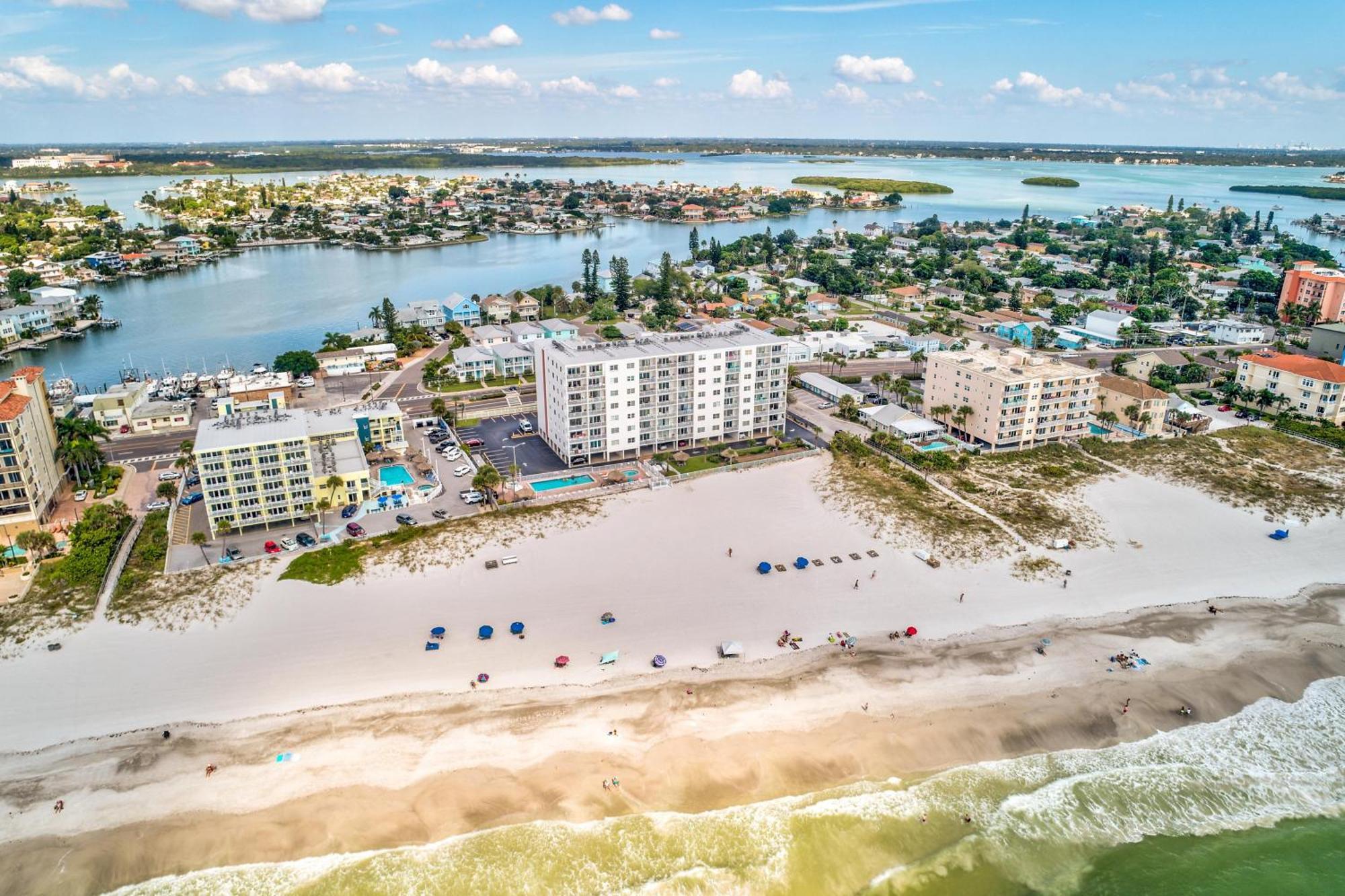 Sea Breeze 401 NEW! Amazing Beach Front/Walk to John's Pass! St. Pete Beach Exterior foto